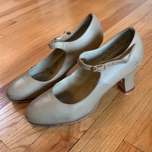 Capezio “Manhattan Xtreme” Tan 2.5” Heel Tap shoes with reinforced heel size 6.5